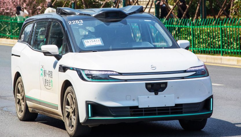Robotaxi Service Interruption Leaves Passengers Stuck on China's Roadways