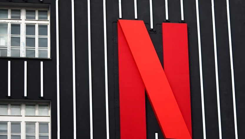 Netflix experiments with brief video content through its latest agreements with Variety and other publishers.